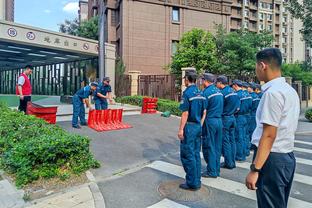 曼联球迷出征客场返程难，滕哈赫：为他们感到遗憾，必须去赢球